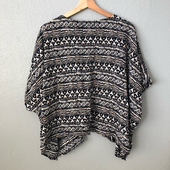 ☀️Foreign Exchange Black White Aztec Wrap Kimono - Picture 7 of 7